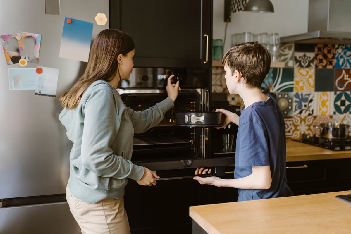 hvordan velge stekeovn: tenåringer baker en rett