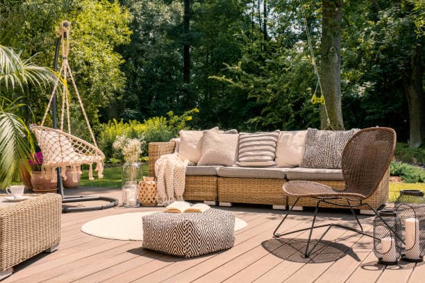 hvordan velge terrassebord: terrasse med sofa
