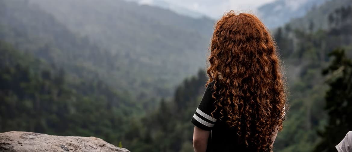 hårføner krøller: tett krøllet rødt hår