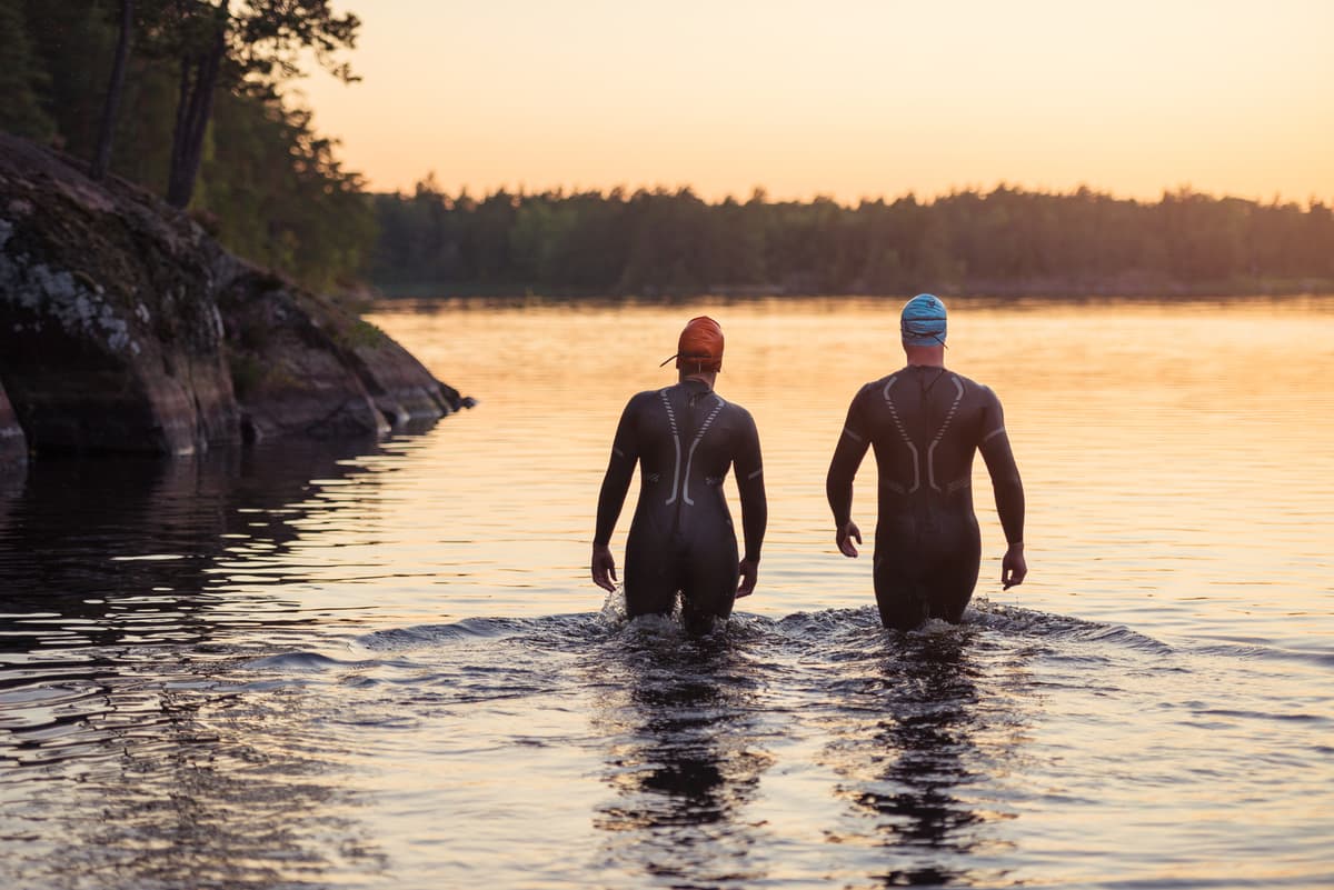 hvordan velge våtdrakt: to personer i våtdrakter
