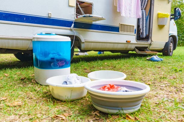 liten vaskemaskin: vaske klær på campingplassen